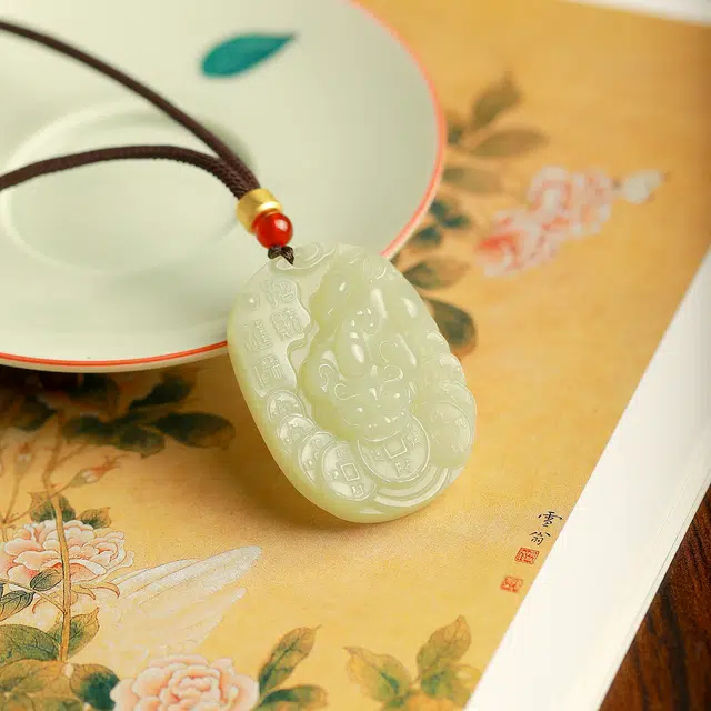匠锁心玉 进宝貔貅牌 新中式 国潮国风 平安纳福 转运 守护 和田玉 项链 男女同款情侣款 青白玉