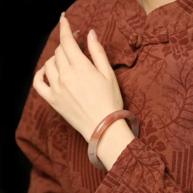 匠锁心玉 桃花酿圆条美人镯 新中式 国潮国风 小众设计 轻奢高级 气质 古风温婉 玉髓 玉石手镯 女款