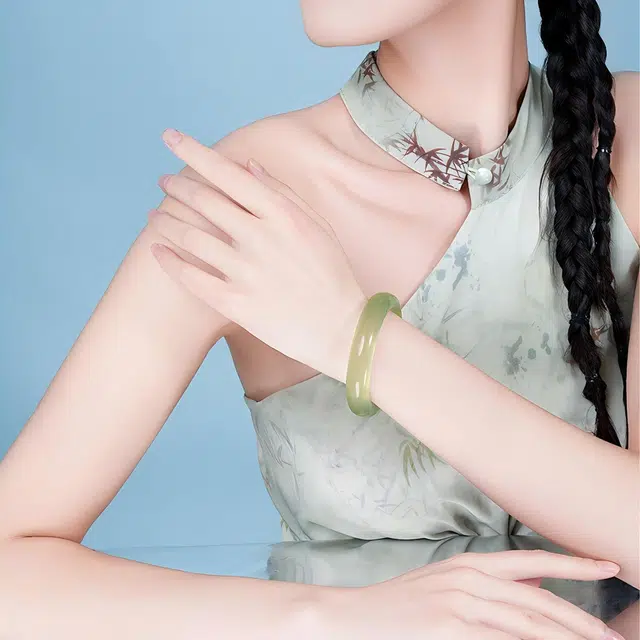 匠锁心玉 荧光油青青山黛 新中式 国潮国风 小众 轻奢高级感 平安纳福 古风温婉 典雅大方 岫玉（蛇纹石玉） 手镯 女款