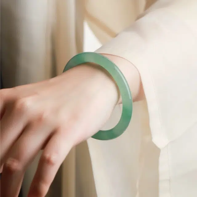 匠锁心玉 晴水色贵妃镯 新中式 国潮国风 复古 古风温婉 轻奢高级感 东陵玉 玉石手镯 女款 礼盒装