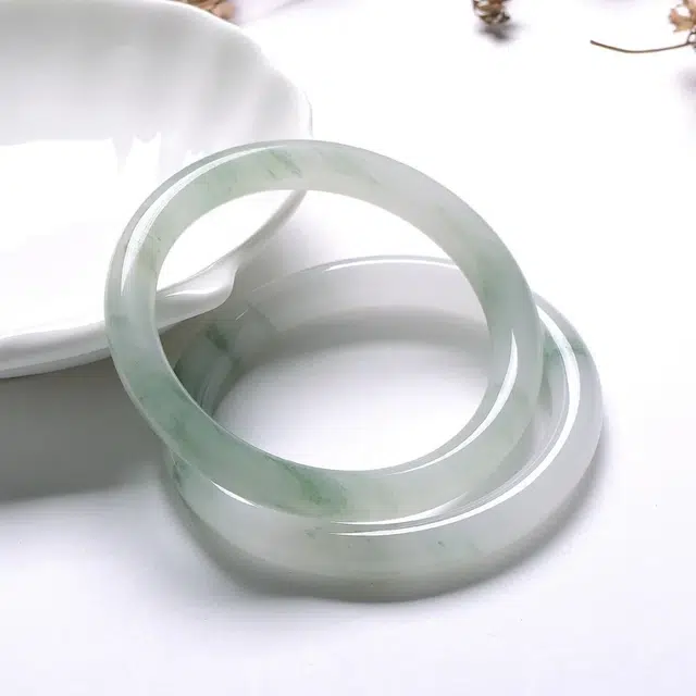 匠锁心玉 青山黛翠玉美人镯 水润清透 新中式 国潮风 汉服旗袍 时尚百搭 清冷典雅高级感 气质温婉 素圈手饰显白#好运 天山翠 手镯 女款