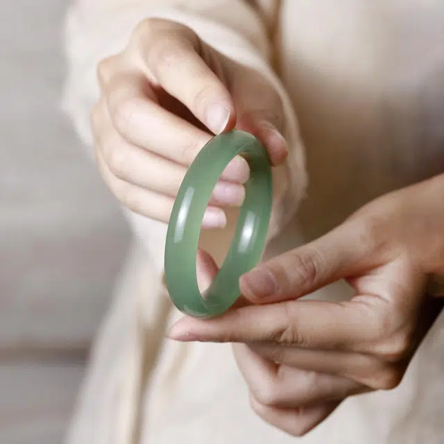 匠锁心玉 青山黛贵妃镯 满绿 新中式 国潮国风 小众设计 轻奢高级 气质百搭 古风温婉 东陵玉 手镯 女款