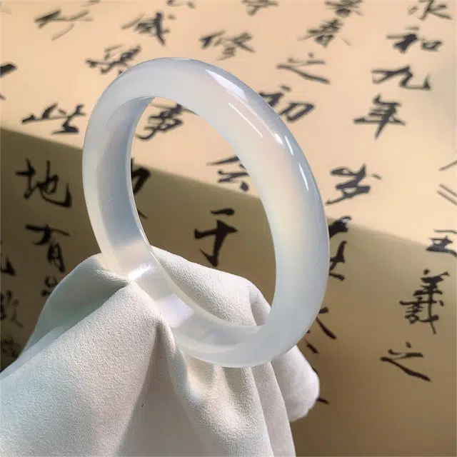 匠锁心玉 马达加斯加水润高冰白月光  新中式 国潮国风 水润冰透 清冷感 经典 轻奢高级 玉髓 玉石手镯 女款