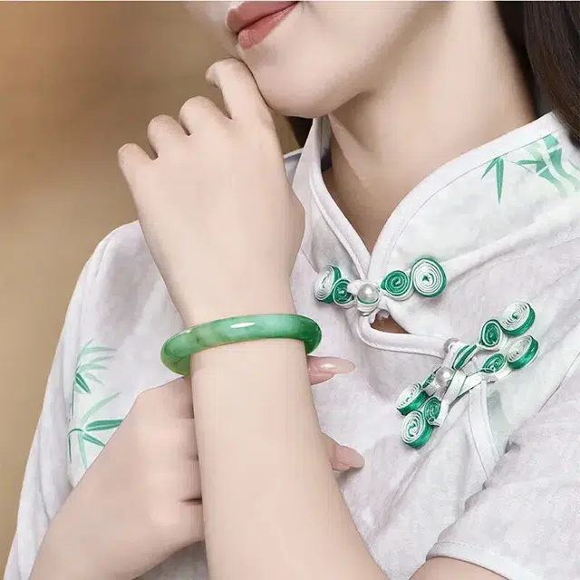 匠锁心玉 青山黛飘花贵妃玉镯 新中式宫廷风古典轻奢吉祥如意平安顺遂时尚百搭清冷典雅高级感气质温婉显白天然 非洲翠 石英岩玉手镯 女款
