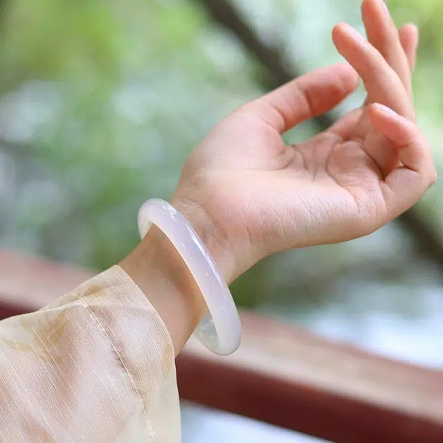 匠锁心玉 白月光高冰贵妃镯 平安镯  新中式 国潮国风 轻奢高级 气质  古风温婉 玉髓 玉石手镯 女款