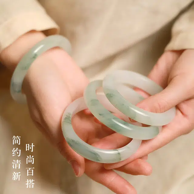 匠锁心玉 青山黛翠玉贵妃正圈镯 不知春白月光 新中式国潮古风 清冷优雅高级感 气质温婉 素圈显白 天山翠 手镯 男女同款情侣款