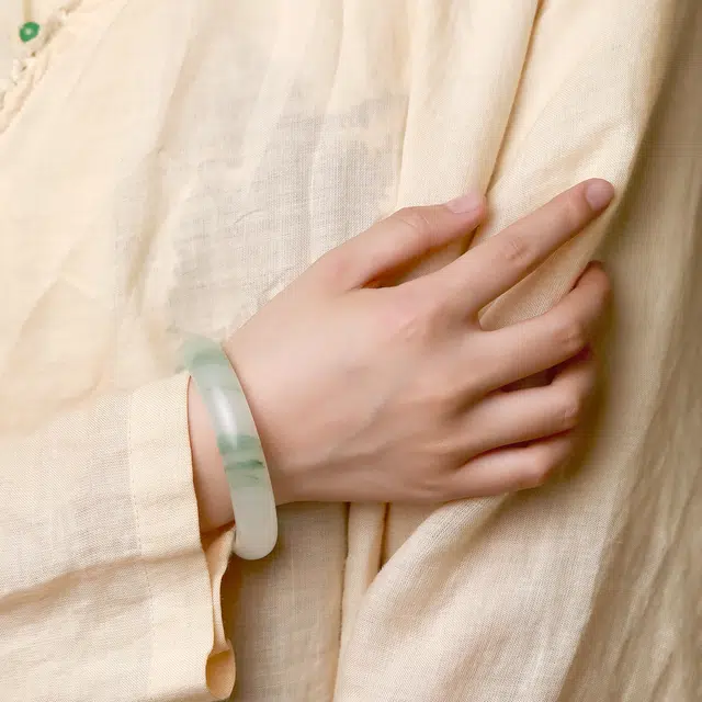 匠锁心玉 山水相依青山黛贵妃镯 新中式 国潮国风 清冷感 翠绿如画 轻奢高级感 天山翠 手镯 女款