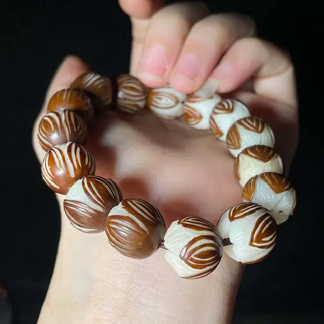 鶄鲤 民族风原籽雕刻莲花 奶白色精工 白玉菩提 手串 男女同款情侣款
