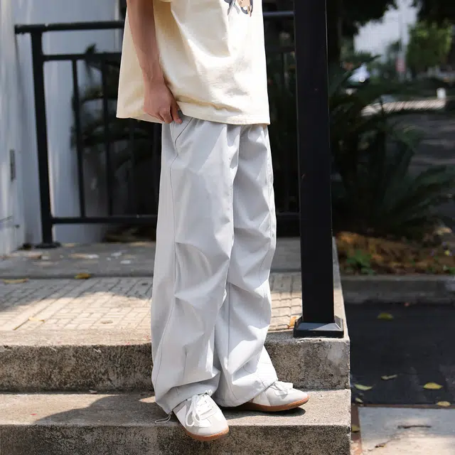 港仔文艺男 拼接结构户外运动字母小标褶皱垂感薄款速干直筒伞兵裤宽松阔腿抽绳束腿休闲裤 男女同款