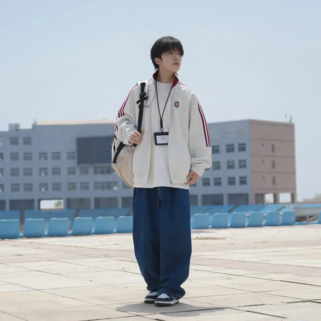 港仔文艺男 撞色拼接美式复古三条杠字母徽章印花立领运动开衫休闲宽松简约百搭夹克外套 男女同款