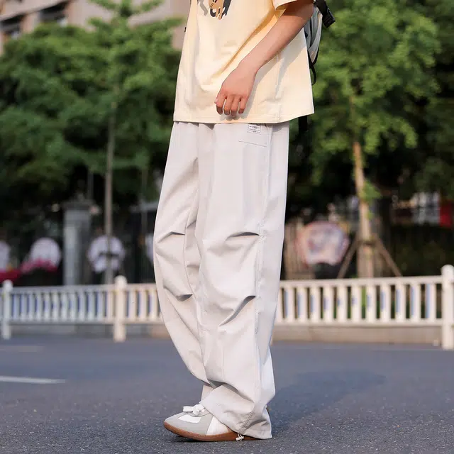 港仔文艺男 拼接结构户外运动字母小标褶皱垂感薄款速干直筒伞兵裤宽松阔腿抽绳束腿休闲裤 男女同款