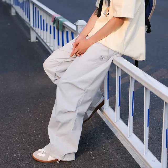 港仔文艺男 拼接结构户外运动字母小标褶皱垂感薄款速干直筒伞兵裤宽松阔腿抽绳束腿休闲裤 男女同款