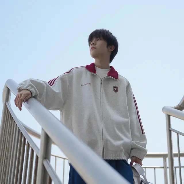 港仔文艺男 撞色拼接美式复古三条杠字母徽章印花立领运动开衫休闲宽松简约百搭夹克外套 男女同款
