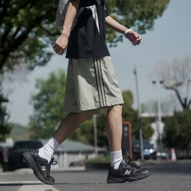 港仔文艺男 撞色拼接侧面条纹经典三条杠美式复古透气凉感卡通印花小标户外运动五分裤简约百搭宽松休闲短裤 男女同款