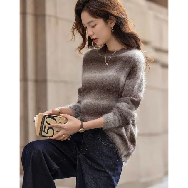 【dme】 冬季渐变式条纹圆领线衫蓬松柔软秋冬上衣内搭叠穿保暖宽松长袖时尚复古松弛感高智姐系风潮流显瘦慵懒风气质日常通勤针织衫 女款