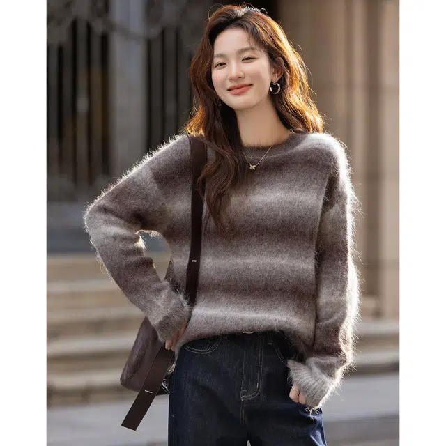 【dme】 冬季渐变式条纹圆领线衫蓬松柔软秋冬上衣内搭叠穿保暖宽松长袖时尚复古松弛感高智姐系风潮流显瘦慵懒风气质日常通勤针织衫 女款