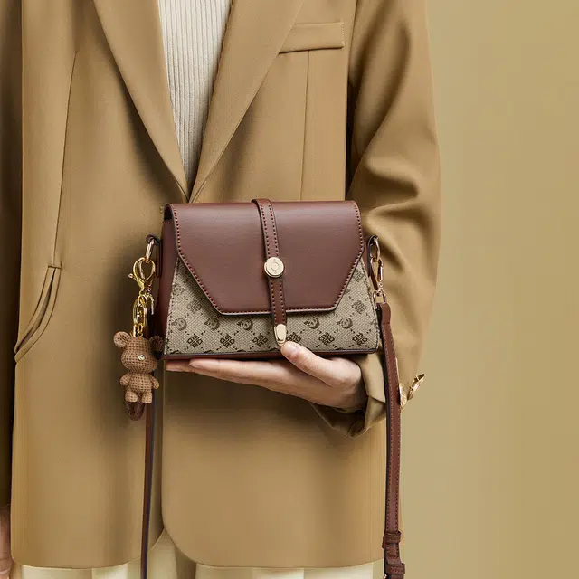 红蜻蜓 复古老花设计撞色百搭洋气 超细纤维合成革 斜挎包 女款 摩卡棕