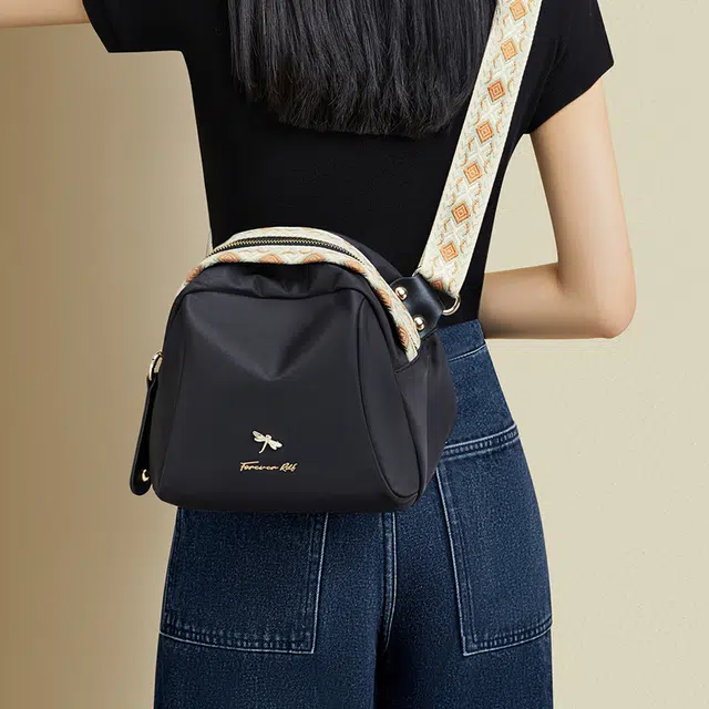 红蜻蜓 时尚简约潮流便携通勤百搭 织物 斜挎包 女款 经典黑色/奶茶色