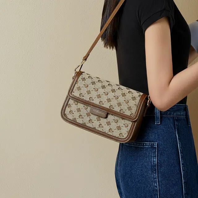 红蜻蜓 时尚小众百搭潮流高级感印花休闲感 织物拼超细纤维合成革 斜挎包 女款 咖啡色