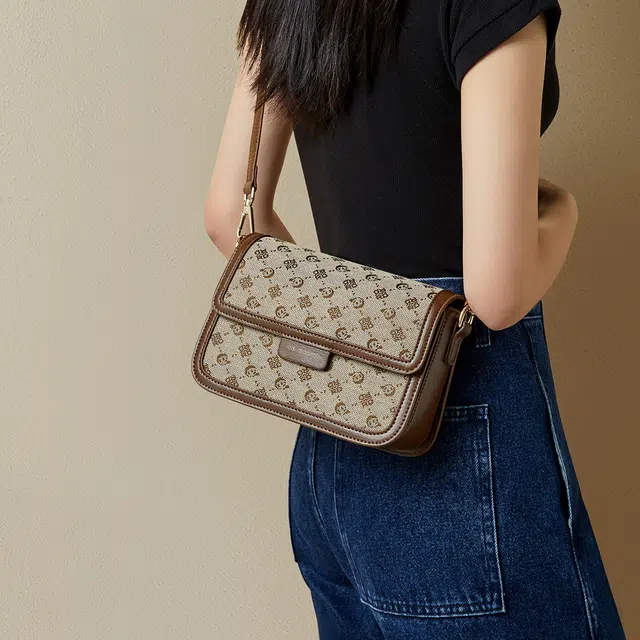 红蜻蜓 时尚小众百搭潮流高级感印花休闲感 织物拼超细纤维合成革 斜挎包 女款 咖啡色