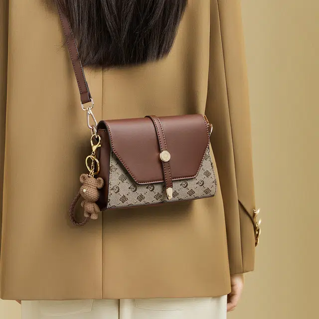 红蜻蜓 复古老花设计撞色百搭洋气 超细纤维合成革 斜挎包 女款 摩卡棕