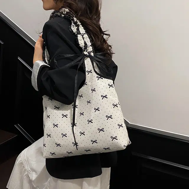 巴朗熊 小众蝴蝶结波点甜美褶皱通勤 涤纶 斜挎单肩包 女款 白色