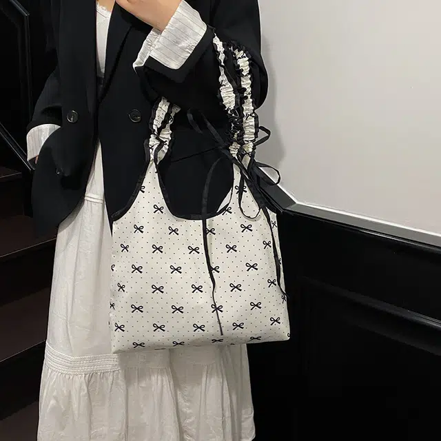 巴朗熊 小众蝴蝶结波点甜美褶皱通勤 涤纶 斜挎单肩包 女款 白色