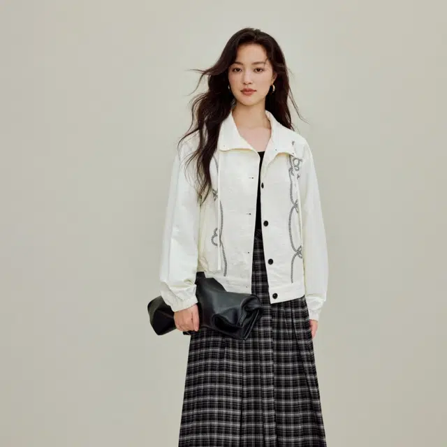 茵曼 肌理撞色绣花休闲抽绳长袖截短外套 女款