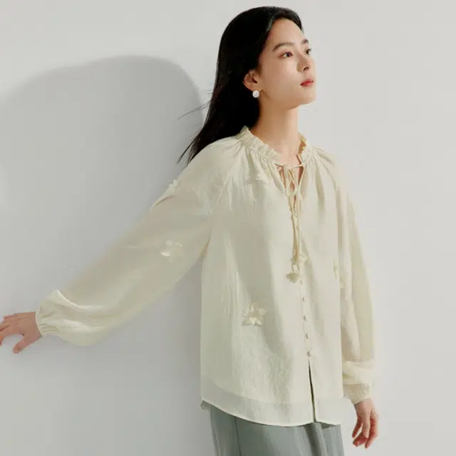茵曼 法式立体绣花设计感醋酸木耳边长袖衬衫 女款