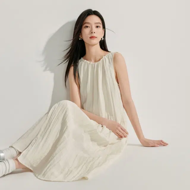 茵曼 温柔风气质无袖背心微光皱感宽松长袖连衣裙 女款 浅米杏