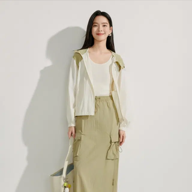 茵曼 拼接连帽落肩袖长袖截短外套 女款 浅杏白