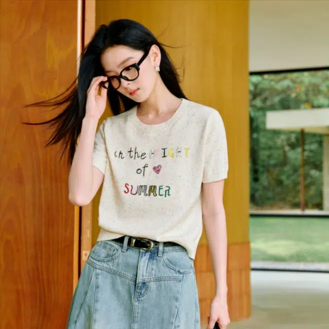 茵曼 清新亮片刺绣彩点休闲显瘦短袖针织衫 女款