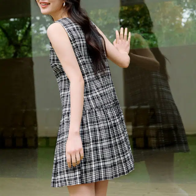 茵曼 法式复古圆领黑白格子简约通勤裙子无袖连衣裙 女款 黑白格