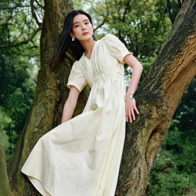 茵曼 褶皱收腰泡泡袖纯色简约舒适短袖连衣裙 女款