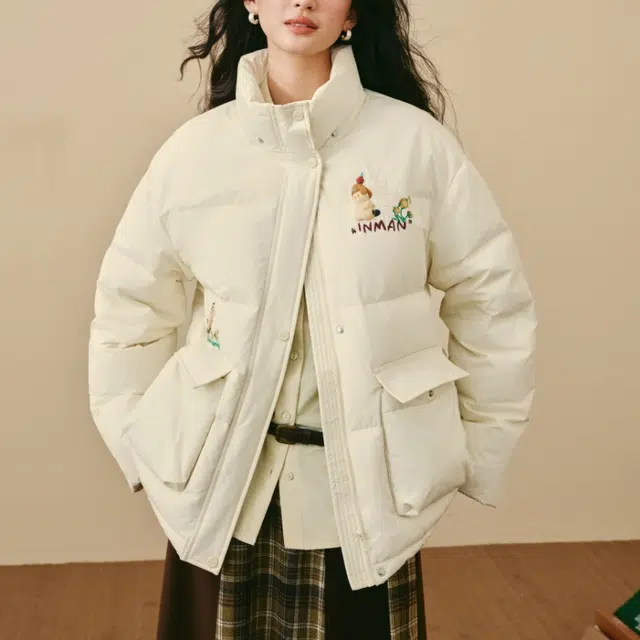 茵曼 夏虫联名 萌趣刺绣插画连帽面包服外套厚实不臃肿小个子宝藏显瘦冬季平价保暖时尚抓绒内胆氛围羽绒服 女款
