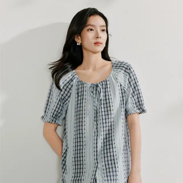 茵曼 圆领格子条纹剪花宽松短袖衬衫 女款 彩蓝格