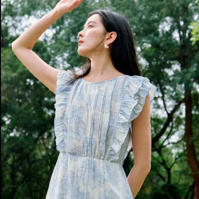 茵曼 清新碎花荷叶边度假风收腰长裙无袖连衣裙 女款