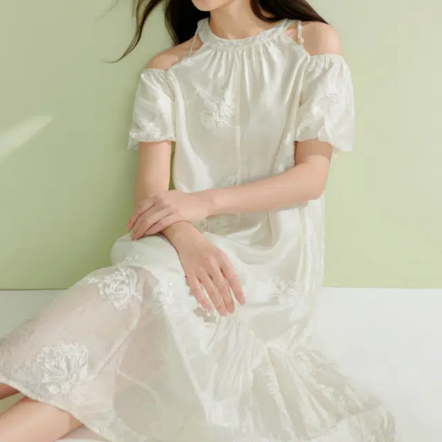 茵曼 度假风刺绣露肩温柔浪漫长裙短袖连衣裙 女款 杏色