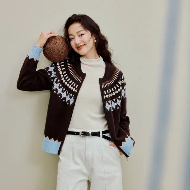 茵曼 几何图案宽松适中圆领长袖毛衣 女款