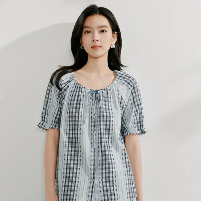 茵曼 圆领格子条纹剪花宽松短袖衬衫 女款 彩蓝格