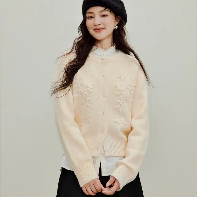 茵曼 甜美花朵刺绣温柔长袖外套氛围宽松宝藏显瘦天花版早秋穿搭平价保暖内搭入秋时尚亲肤绝美氛围薄针织衫 女款