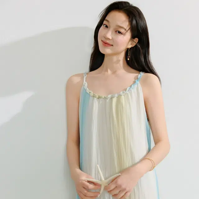 茵曼 度假风渐变褶皱收腰舒适时尚百搭吊带连衣裙 女款 浅米色