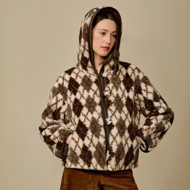 茵曼 连帽时尚舒适休闲截短外套 女款