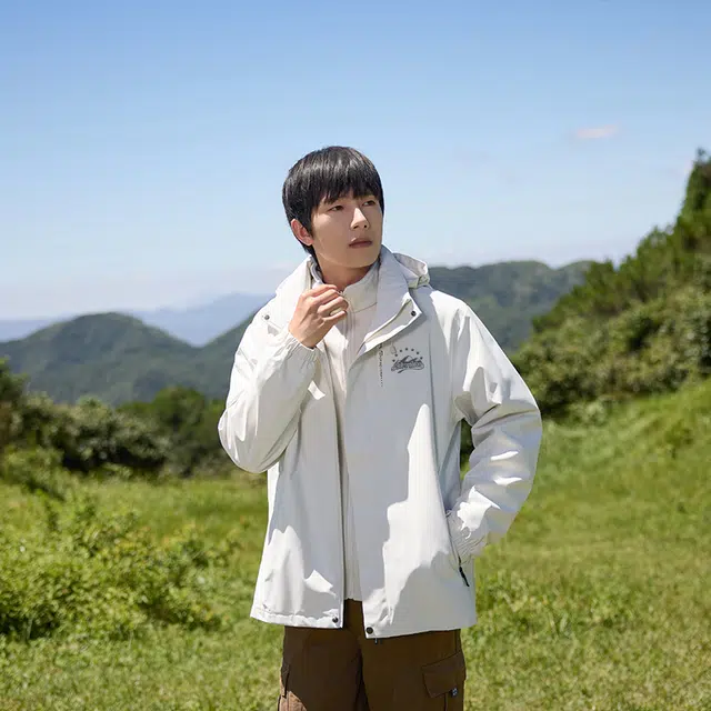 木林森 户外三合一加内胆防风防泼水日常通勤品牌山系星星花体字母印花透气可拆卸帽子魔术贴袖口拉链双门门襟长袖夹克 男女同款
