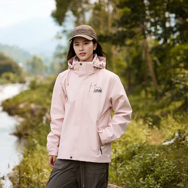 木林森 户外三合一加内胆防风防泼水日常通勤品牌山系星星花体字母印花透气可拆卸帽子魔术贴袖口拉链双门门襟长袖夹克 男女同款