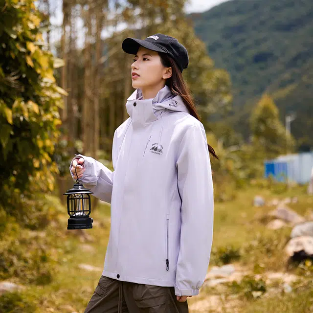 木林森 日常通勤透气防泼水防风纯色品牌山系英文可拆卸帽子夹克外套 男女同款