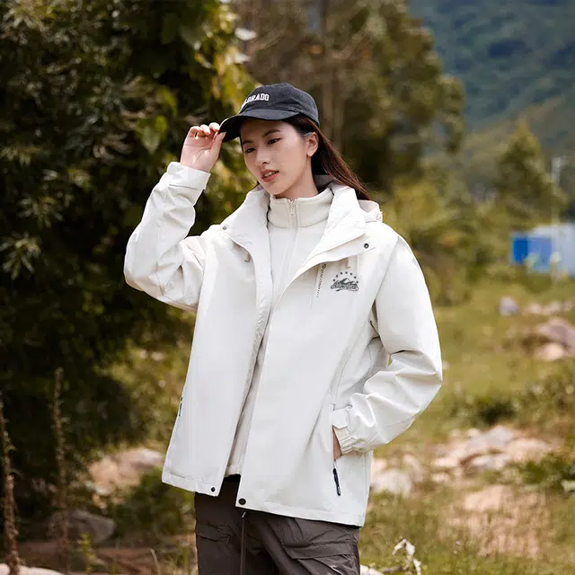 木林森 户外三合一加内胆防风防泼水日常通勤品牌山系星星花体字母印花透气可拆卸帽子魔术贴袖口拉链双门门襟长袖夹克 男女同款