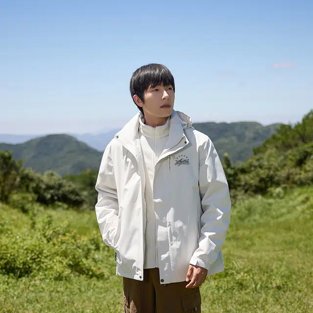 木林森 户外三合一加内胆防风防泼水日常通勤品牌山系星星花体字母印花透气可拆卸帽子魔术贴袖口拉链双门门襟长袖夹克 男女同款