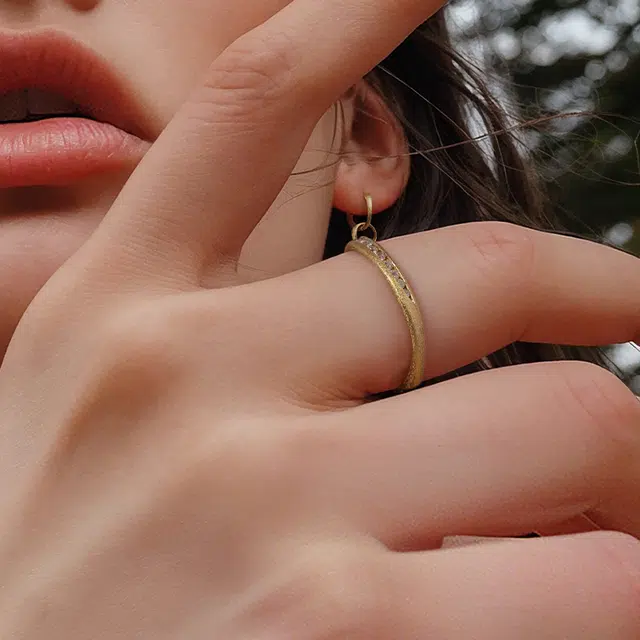 925