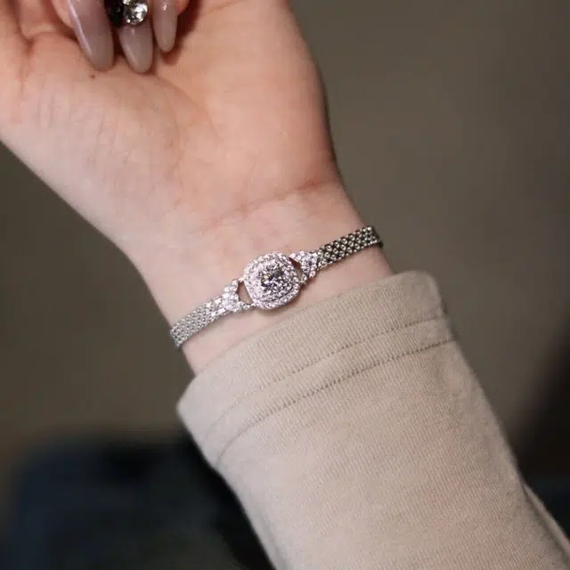 925